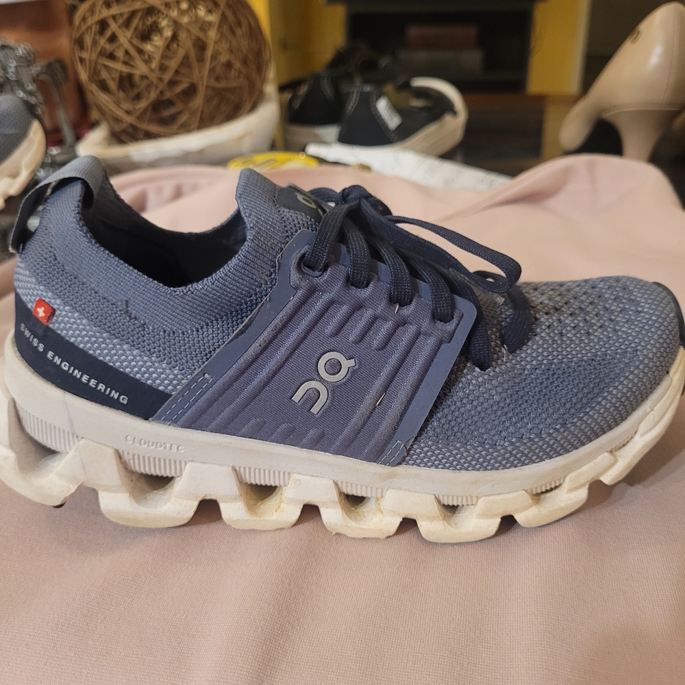 Excellent Condition. ON CLOUDS SWIFT 3 Women's Athletic Shoes - Size W5.